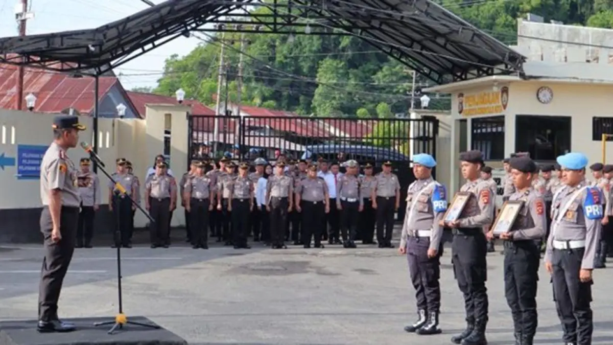 Kapolresta Gorontalo Kota Kombes Pol. Suryono memimpin langsung prosesi Upacara pemberhentian berlangsung di Lapangan Apel Polresta Gorontalo Kota.(F:Hms-Pol)