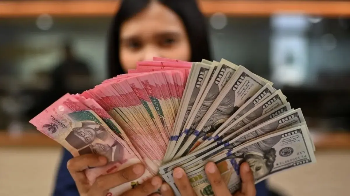 Karyawan memperlihatkan uang pecahan rupiah dan dolar Amerika Serikat (AS) di gerai penukaran mata uang asing Ayu Masagung, Jakarta, Selasa (12/5/2026). Nilai tukar rupiah terhadap dolar AS pada penutupan perdagangan Selasa (12/5) melemah 115 poin atau 0,66 persen menjadi Rp17.529 per dolar AS dari penutupan sebelumnya di level Rp17.414 per dolar AS, terpengaruh ekspektasi suku bunga tinggi The Fed yang lebih lama. ANTARA FOTO/Indrianto Eko Suwarso/kye