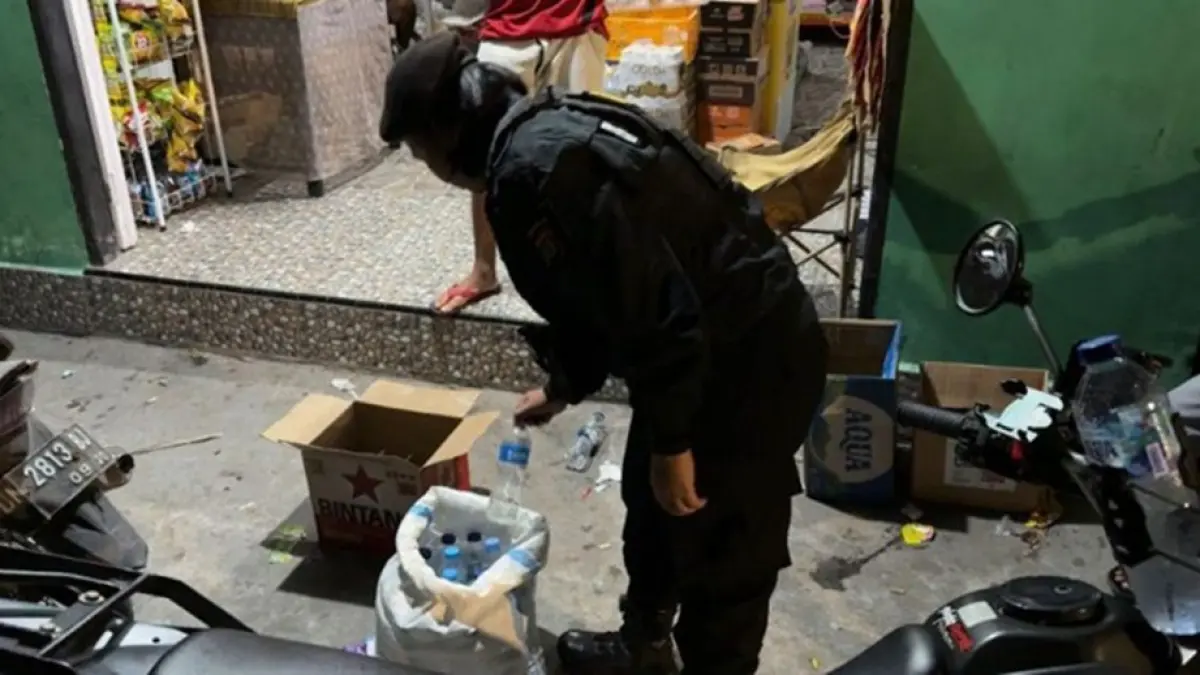 Barang bukti yang diamankan terdiri dari cap tikus, bir hitam, bir bintang, dan berbagai 
jenis minuman beralkohol lainnya. Dan seluruh barang bukti minuman keras ilegal diamankan untuk proses hukum lebih lanjut.(F:Hms-Pol)
