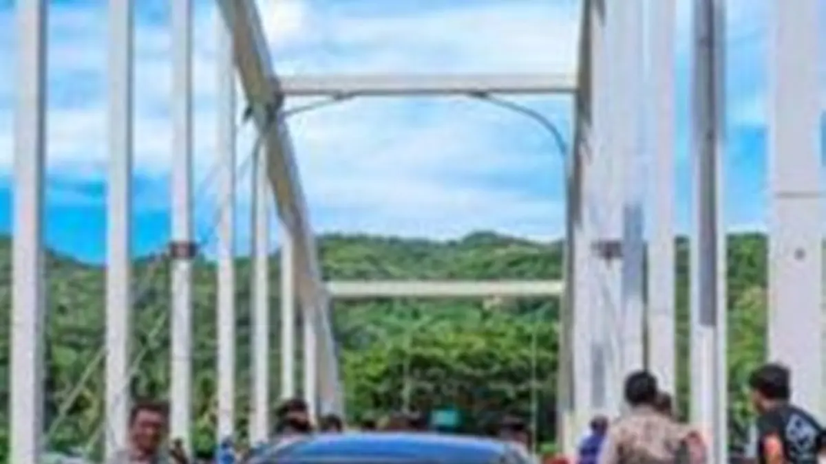 Di lokasi kejadian, aparat menemukan sebuah mobil Daihatsu Ayla hitam bernomor polisi 
DB 1708 FL terparkir di sekitar jembatan bersama sejumlah barang pribadi milik korban.(F:Istimewa)