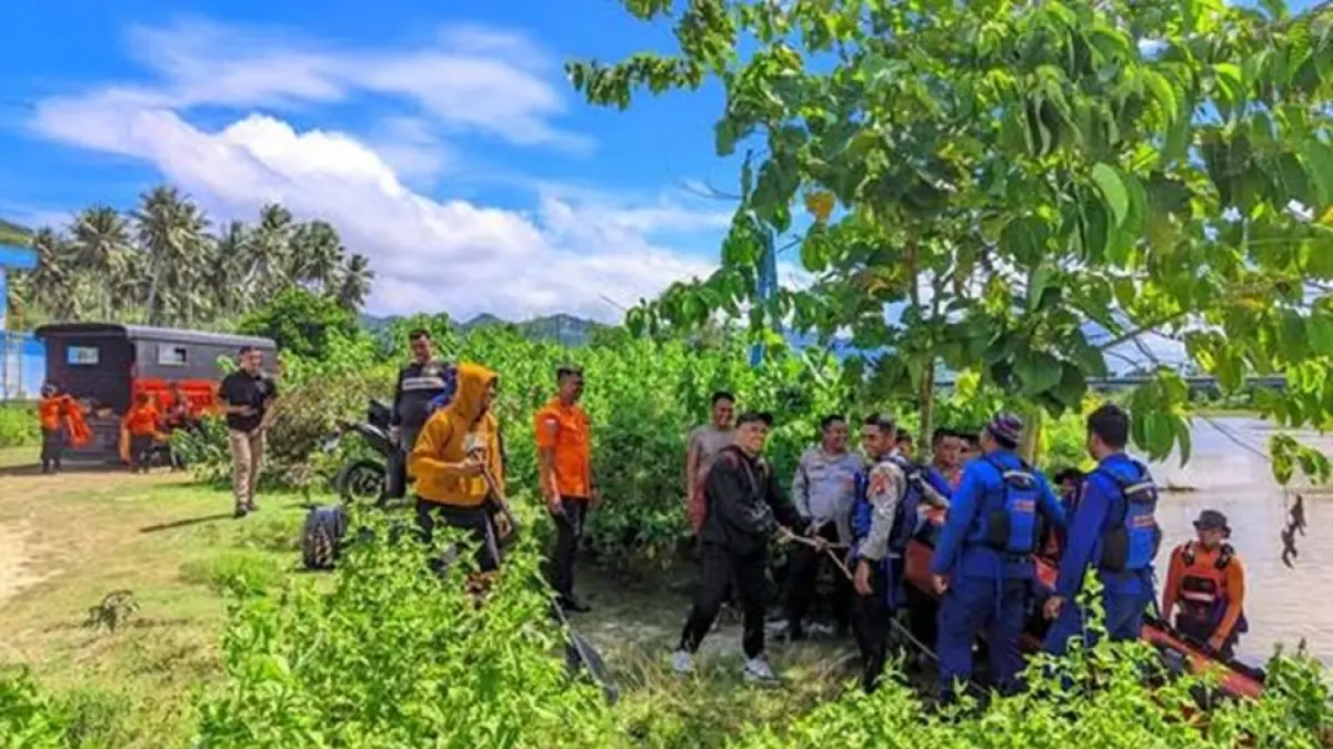 Tim Basarnas bersama aparat kepolisian langsung melakukan pencarian intensif di aliran Sungai Bone hingga ke arah muara menggunakan perahu karet. (F:Istimewa)