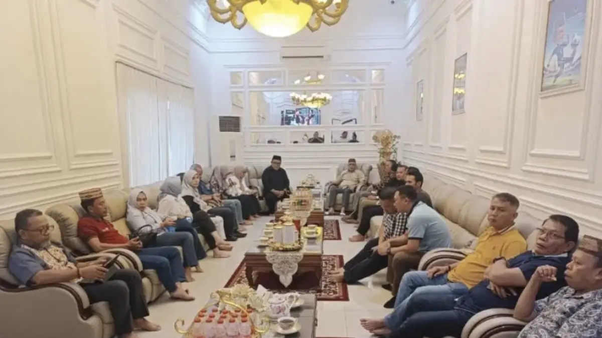 Bupati Kabupaten Gorontalo Sofyan Puhi bersama panitia PENAS pada rapat pengecekan kesiapan PENAS KTNA XVII 2026, Minggu (17/5/2026). ANTARA/HO-Humas PENAS