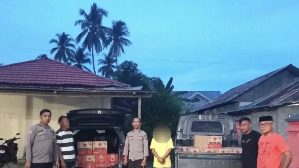 Personel Polsek Bone mengamankan dua unit mobil yang mengangkut ratusan botol minuman beralkohol di perbatasan Kabupaten Bone Bolango, Provinsi Gorontalo dengan Bolaang Mongondow Selatan, Sulawesi Utara. ANTARA/HO-Polres Bone Bolango 