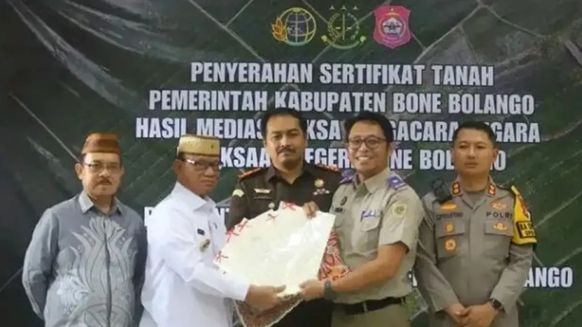 Bupati Bone Bolango, Ismet Mile bersama Kejari dan Kepala Badan Pertanahan Nasional (BPN)(F-DKmfo)

