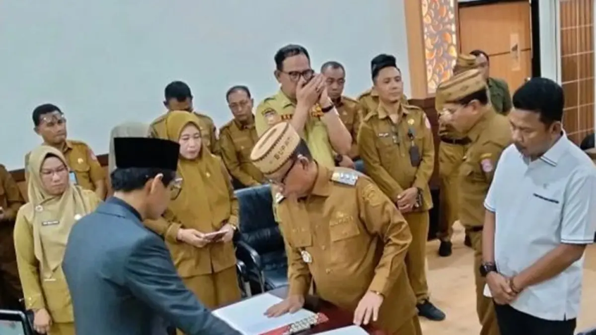 Bupati Bone Bolango Ismet Mile lantik Direktur baru PT Bone Bolango Cemerlang, Frans Mitran Ajami.(F:ist)