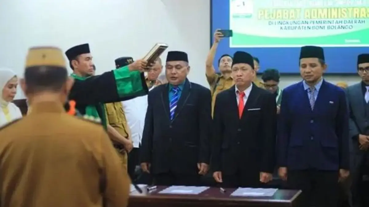 Bupati Bone Bolango, Ismet Mile melantik sejumlah pejabat administrasi di lingkungan Pemerintah Kabupaten Bone Bolango. (F:DKmfo)