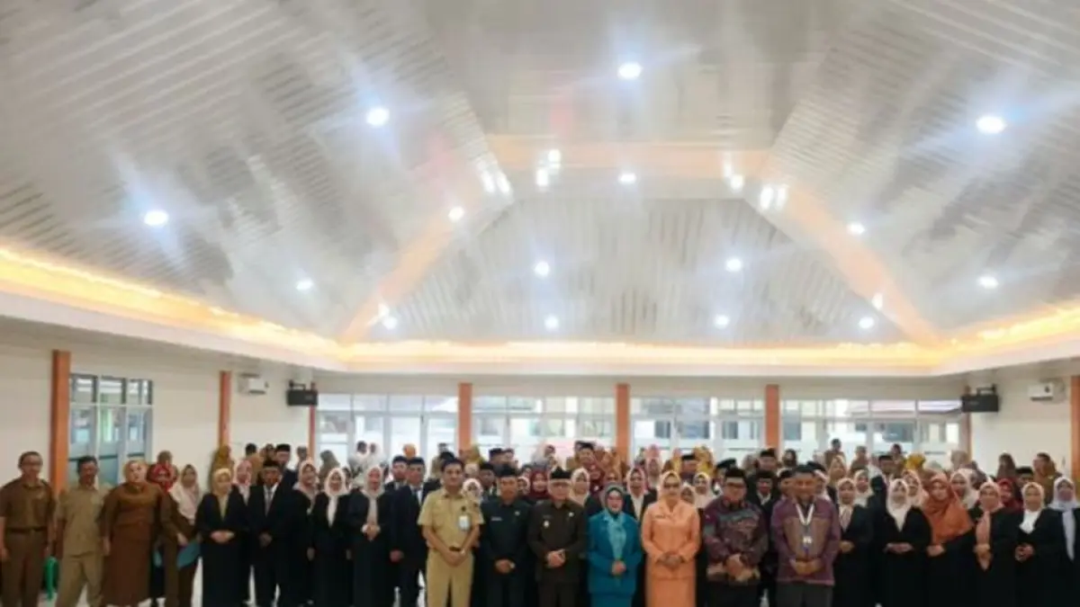 Bupati Gorontalo, Sofyan Puhi, resmi melantik 69 kepala sekolah SD dan SMP di Aula Dinas Pendidikan dan Kebudayaan Kabupaten Gorontalo. (F:DKmfo)