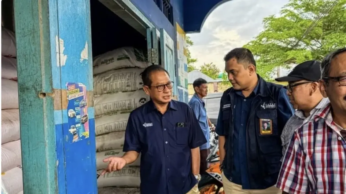 Direktur Keuangan dan Umum PT Pupuk Kaltim Qomaruzzaman (kiri) meninjau gudang pupuk di Desa Pentadio, Kecamatan Telaga Biru, Kabupaten Gorontalo, Provinsi Gorontalo. ANTARA/HO-Humas Pupuk Kaltim 