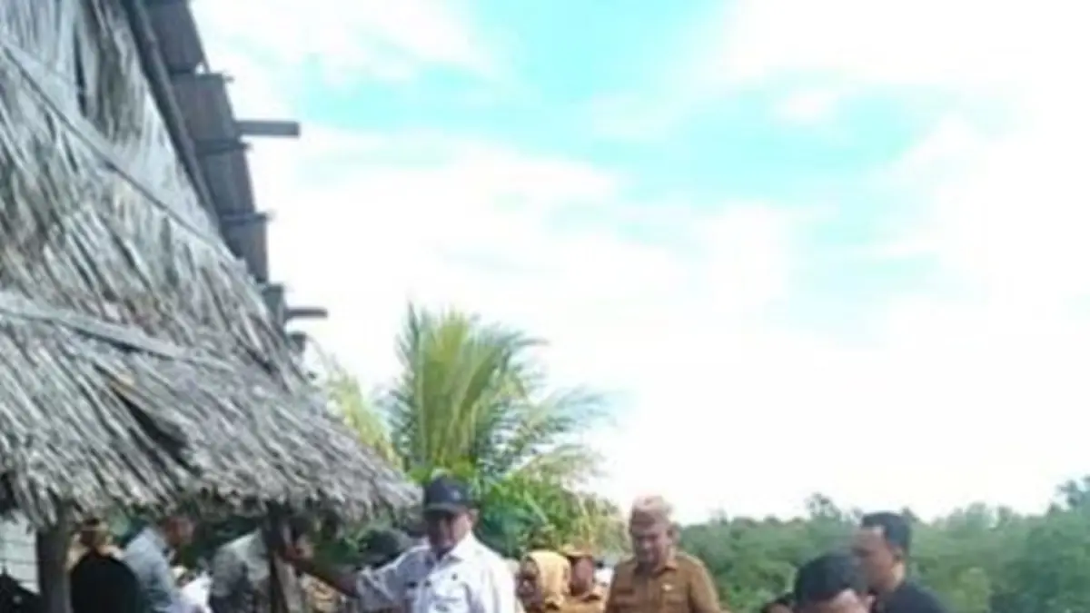 Gubernur Gusnar Ismail bersama rombongan  meninjau langsung aktivitas nelayan pembudidaya rumput laut desa Ilodulunga.(F:Inong)