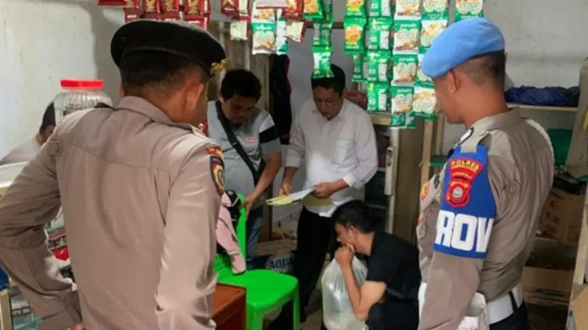 Petugas menemukan satu kantong plastik berisi sekitar 12 liter Cap Tikus serta tiga botol 
ukuran 600 ml yang diduga siap diedarkan.(F:Hms-Pol)