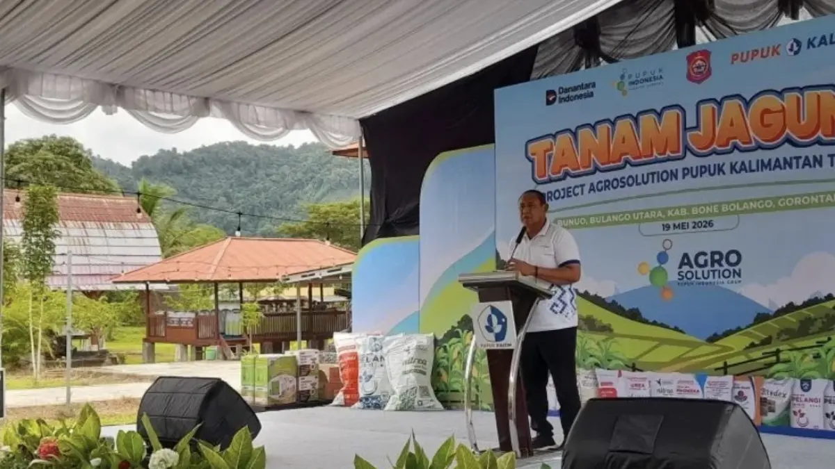 Asisten II Bidang Ekonomi, Pembangunan dan SDA Pemkab Bone Bolango Yusbar Ismail, saat menyampaikan sambutan pada pembukaan kegiatan Tanam Jagung Project Agrosolution Pupuk Kaltim, di Desa Bunuo, Kecamatan Bulango Utara, Kabupaten Bone Bolango, Provinsi Gorontalo. ANTARA/Zulkifli Polimengo