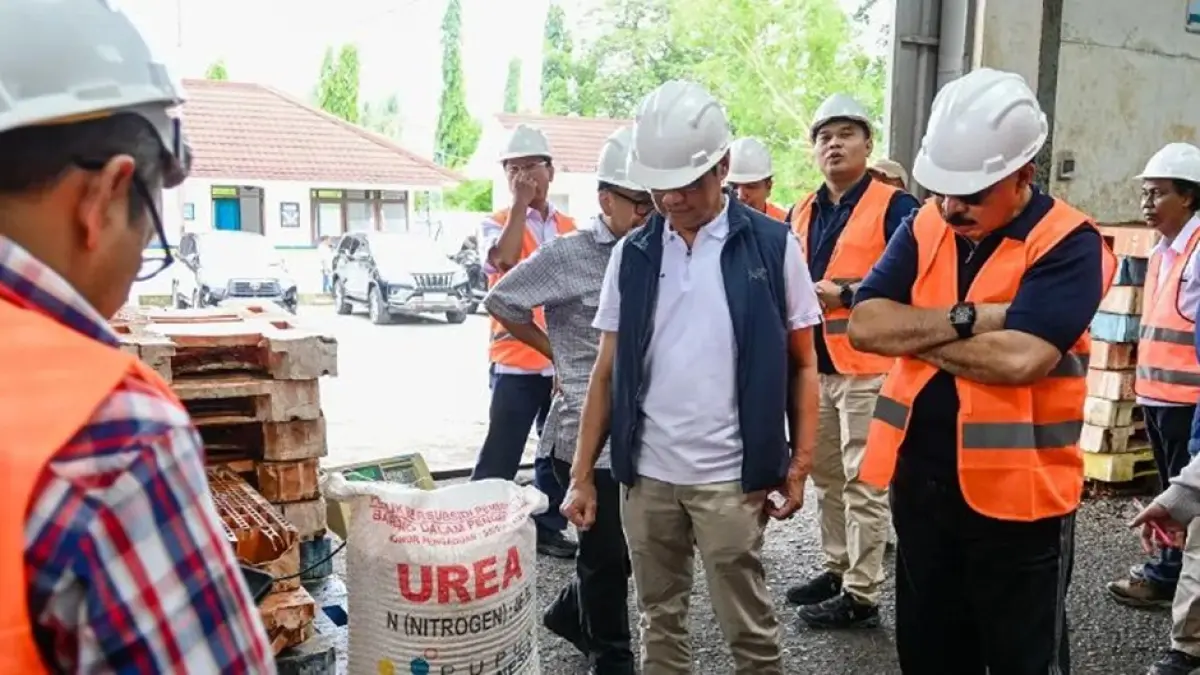 Jajaran Direksi dan Dewan Komisaris Pupuk Kaltim meninjau stok pupuk subsidi urea di 
Gudang Pupuk Pusri Kecamatan Telaga, Gorontalo.(F:Istimewa)