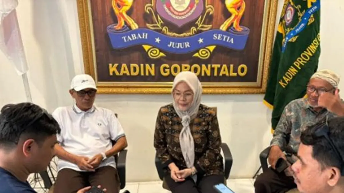 Ketua SC Muprov Kadin Gorontalo, Salma Rivani Luawo didampingi Helmy Adam saat Konforencepers.(F:Kadin)