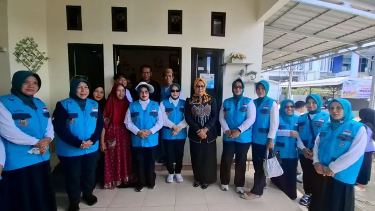 Ketua TP PKK Kabupaten Gorontalo, Maryam Sofyan Puhi bahkan turun langsung memimpin verifikasi ratusan homestay di Kecamatan Telaga Biru.(F:DKmfo)