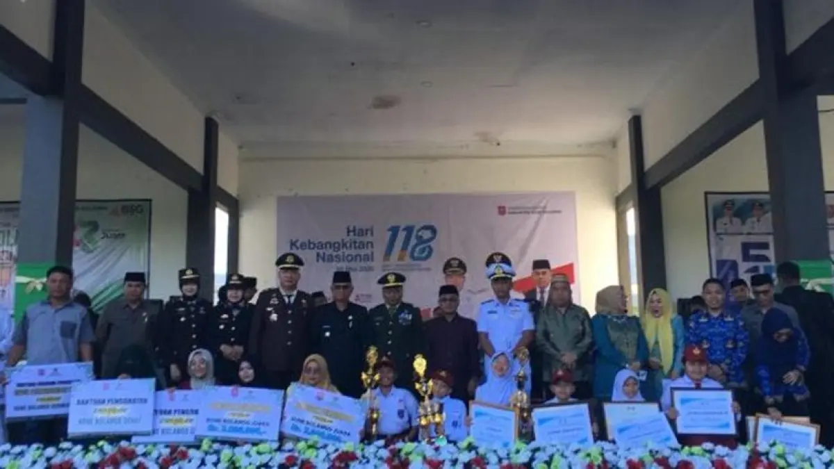 Momentum Hari Kebangkitan Nasional ke-118 di Kabupaten Bone Bolango berubah menjadi panggung apresiasi dan kepedulian sosial.(F:DKmfo)
