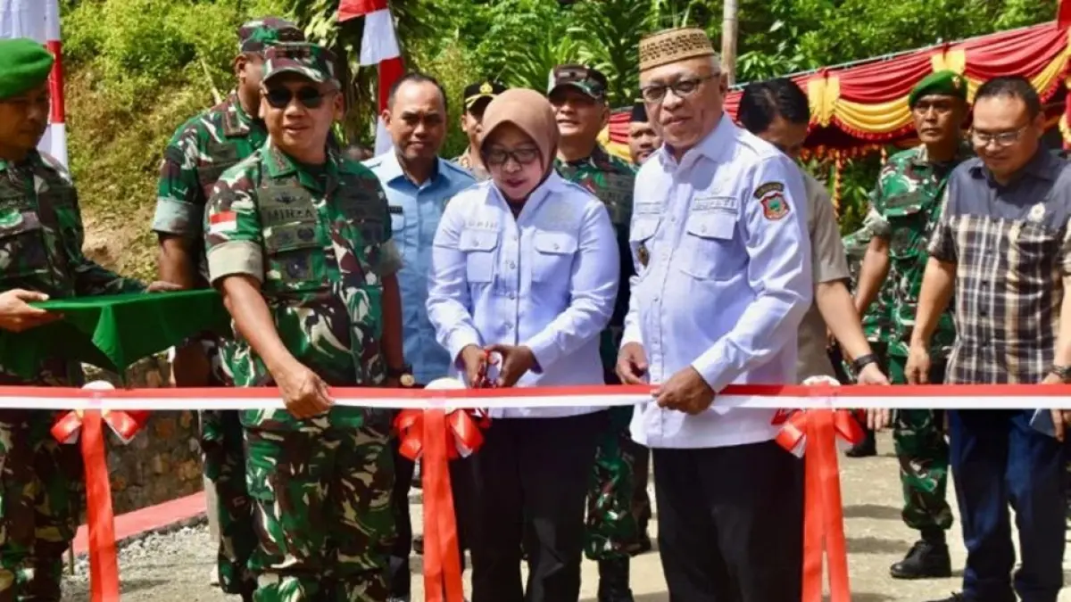 Peresmian jembatan Garuda oleh Bupati Gorontalo Sofyan Puhi dan Pangdam XIIIMerdeka.(F:DKmfo)