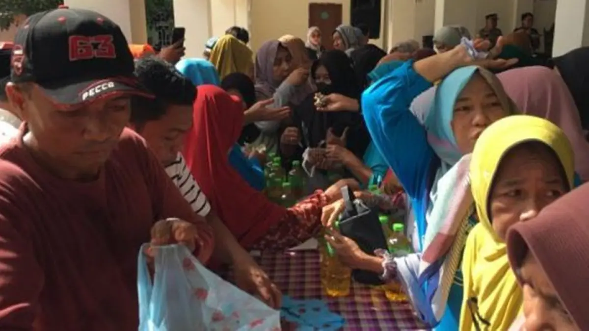  Ratusan warga memadati BPU Tapa sejak Kamis pagi, 21 Mei 2026. Mereka rela antre demi mendapatkan kebutuhan pokok murah dalam program Gerakan Pangan Murah (GPM) yang digelar Pemerintah Kabupaten Bone Bolango.(F:DKmfo)