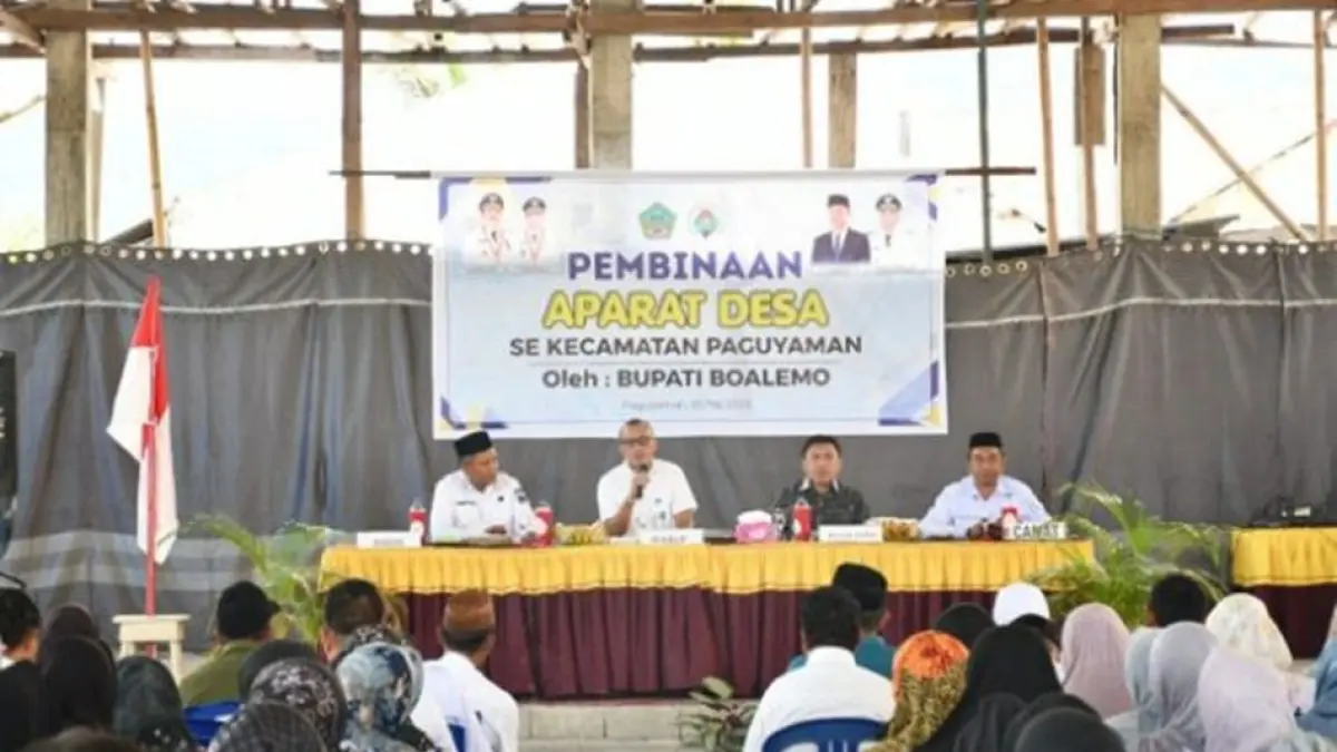 Wakil Bupati Boalemo, Lahmudin Hambali mengajak seluruh kepala desa 
dan aparat desa di Kecamatan Paguyaman untuk menjaga solidaritas serta memperkuat pelayanan kepada masyarakat dalam kegiatan pembinaan di Desa Molombulahe.(F:Prokopim)