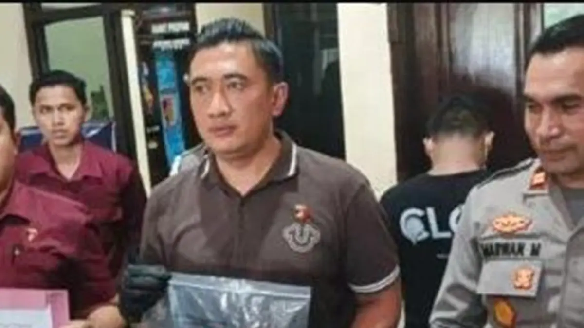 Seorang pemuda berinisial Y.A.S nekat menganiaya pacarnya sendiri di rumah kontrakan kawasan Perumahan Griya Dulomo Indah, Kecamatan Kota Utara, hanya karena dipicu persoalan cemburu.(F:Hms-Pol)