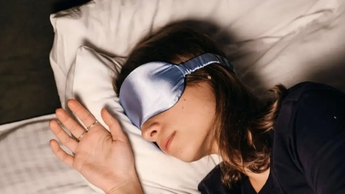 Ilustrasi - Seorang perempuan mengenakan penutup mata saat tidur. (Pexels/ Polina Kovaleva)