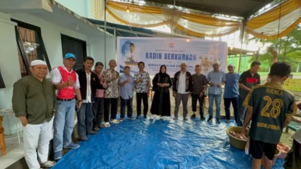  Jajaran pengurus KADIN Gorontalo tidak lupa turut berbagi daging hewan qurban dengan kaum dhuafa dari warga sekitar, dalam momentum Hari Raya Idul Adha 1447 Hijriah. (F:Dok Kadin)
