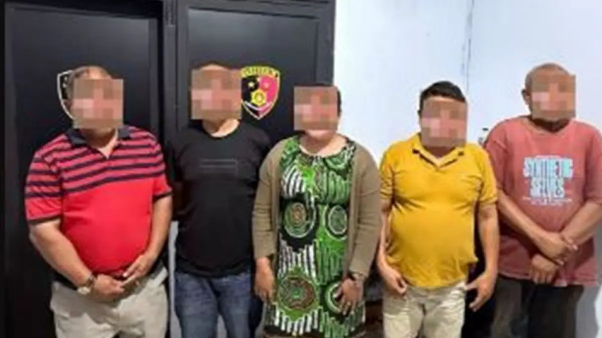 Selain mengamankan lima orang untuk diperiksa lebih lanjut, polisi juga menyita sejumlah 
barang bukti yang ditemukan di lokasi.(F:Hms-Pol)