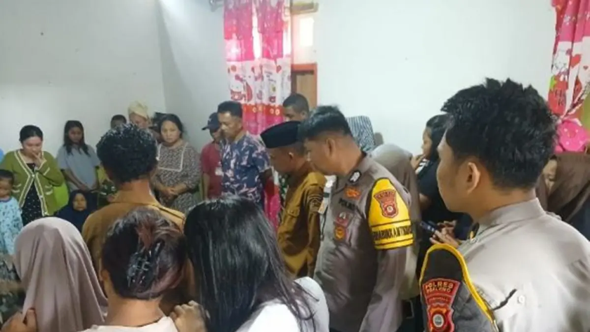 Tim gabungan bersama masyarakat langsung melakukan pencarian. Sang anak berhasil ditemukan lebih dahulu, namun dalam kondisi meninggal dunia.(F:Hms-Pol)