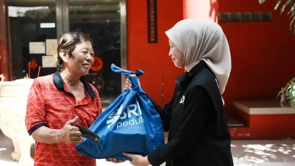 BRI Peduli menjalankan Program “Berbagi Bahagia Bersama BRI” dengan menyalurkan bantuan 1.000 paket sembako bagi Umat Buddha.