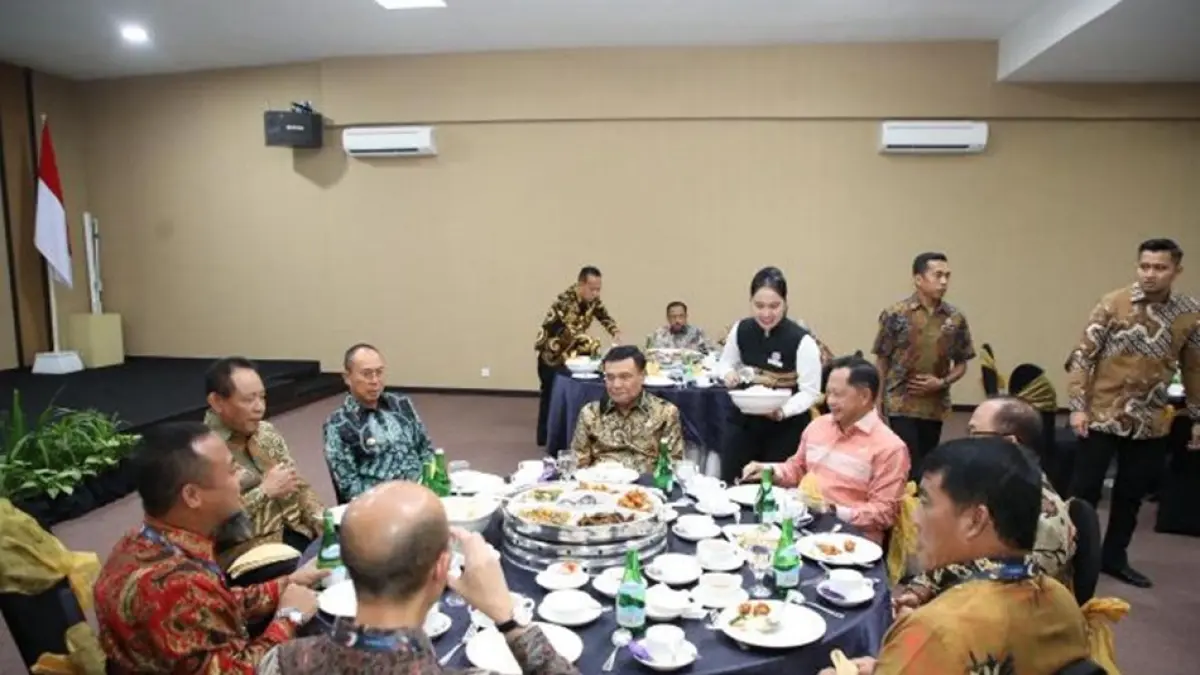 Gubernur Gorontalo Gusnar Ismail saat memfasilitasi penyelesaian kredit Aparatur Sipil 
Negara (ASN) Pemerintah Kota Gorontalo pascapemindahan Rekening Kas Umum Daerah 
(RKUD) dari Bank SulutGo (BSG) ke Bank Tabungan Negara (BTN).(F:Ist)