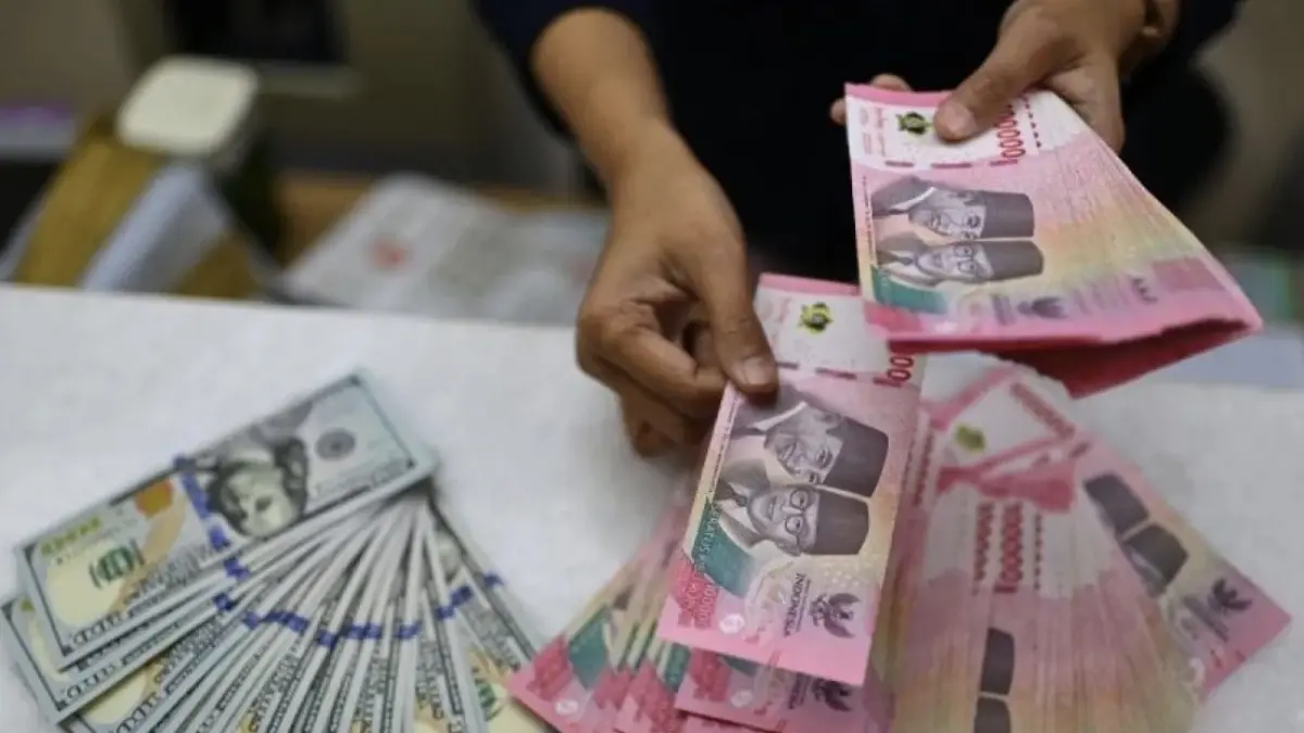 Karyawan menghitung uang pecahan rupiah dan dolar Amerika Serikat (AS) di gerai penukaran mata uang asing Ayu Masagung, Jakarta, Selasa (12/5/2026). ANTARA FOTO/Indrianto Eko Suwarso/kye
