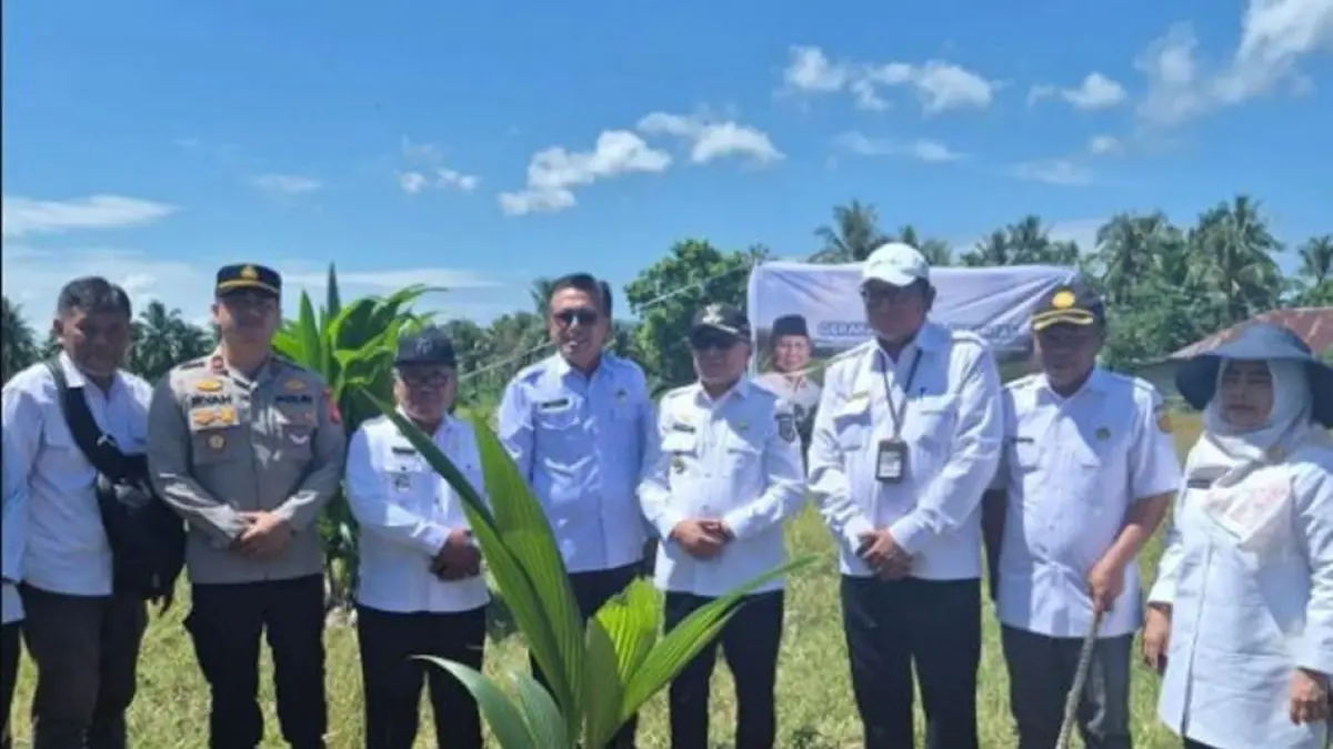 Bupati Gorontalo Sofyan Puhi saat memimpin Gerakan Tanam Serentak Program Hilirisasi Perkebunan di Desa Molopatodu, Kecamatan Bongomeme.(F:DKmfo)