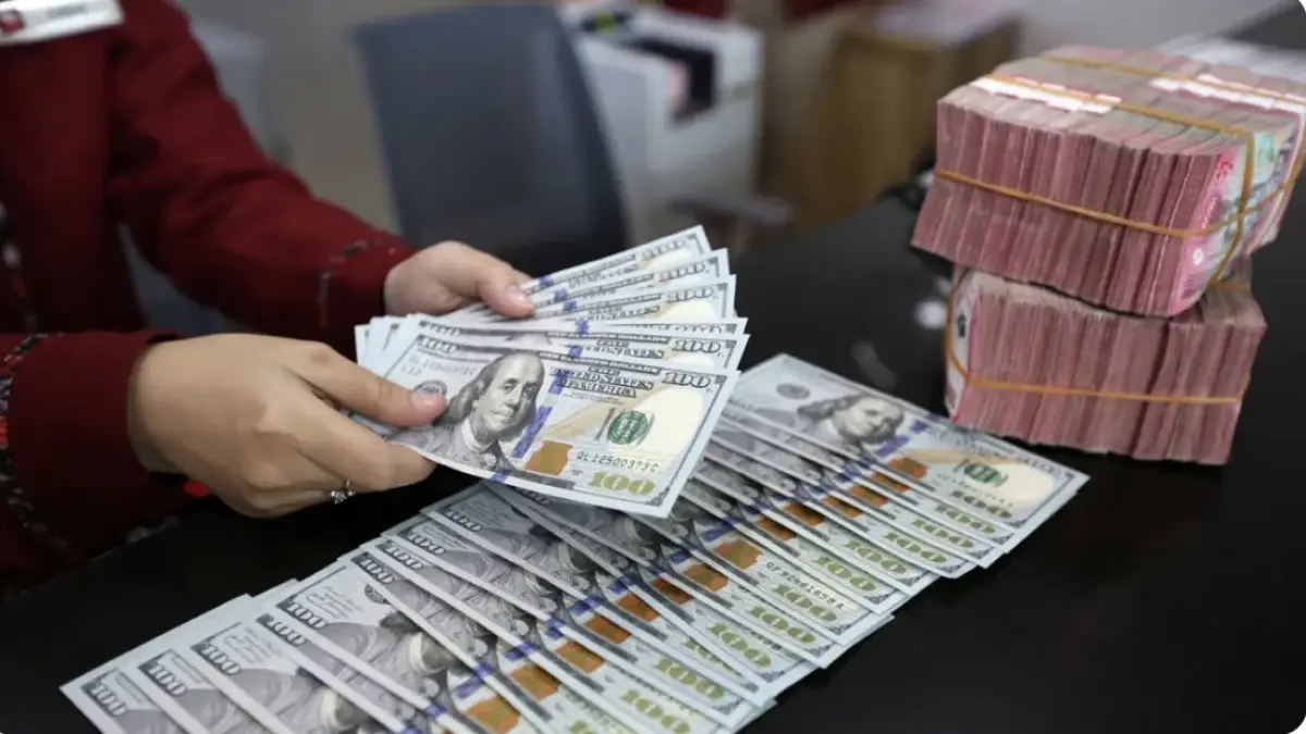 Karyawan menunjukkan uang pecahan rupiah dan dolar Amerika Serikat (AS) di gerai penukaran mata uang asing di Jakarta. (Dery Ridwansah/ JawaPos.com)