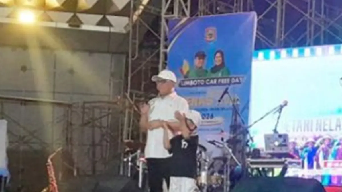 Bupati Gorontalo Sofyan Puhi saat menghadiri Konser Road to PENAS KTNA XVII di Menara Pakaya Tower. (F:Ist)