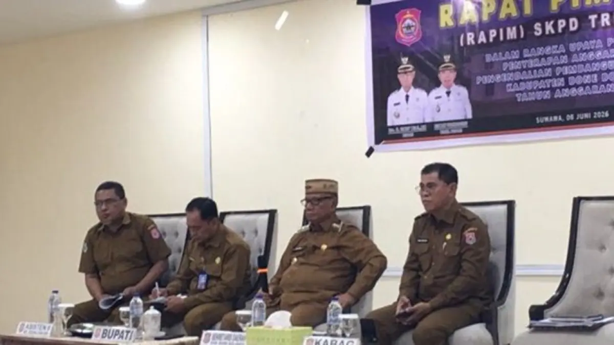 Bupati Ismet Mile memberikan instruksi tegas kepada seluruh OPD agar segera menuntaskan 
proses pengadaan barang dan jasa serta mempercepat pelaksanaan proyek.(F:Dkmfo)