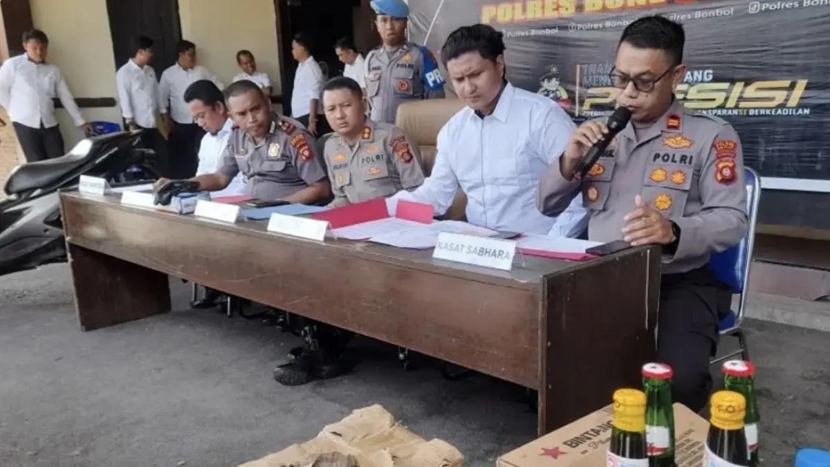 Kapolres Bone Bolango AKBP Supriantoro (tengah) menyampaikan keterangan pers terkait hasil Operasi Pekat Otanaha 2026, yang berlangsung di Polres Bone Bolango, Senin (8/6/2026). ANTARA/Zulkifli Polimengo
