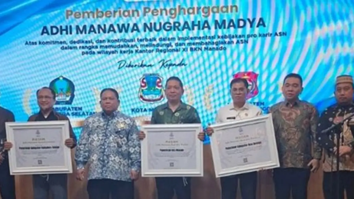Sekda Bone Bolango, Iwan Mustapa, didampingi Kepala BKPSDM Bone Bolango, Hamdy Gufran Mile, pada acara yang berlangsung di Aula A.E. Manihuruk Kantor Regional XI BKN Manado. (F.dok. BKPSDM)