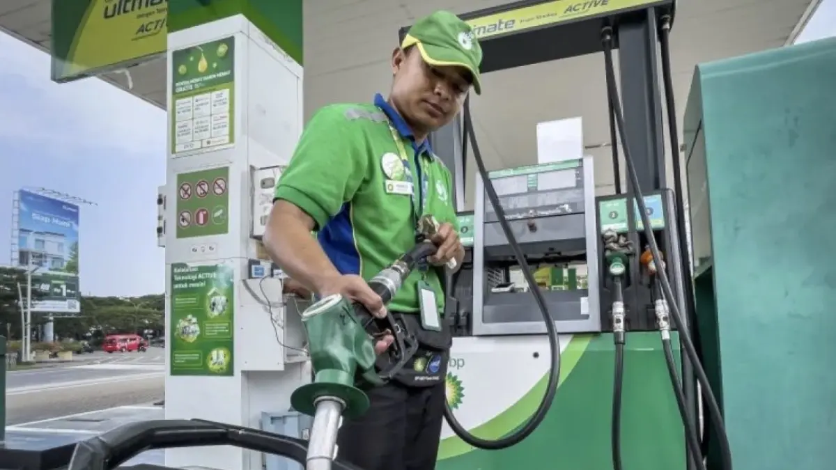 Petugas mengisi BBM pengendara motor di SPBU BP, Bekasi, Jawa Barat. ANTARA FOTO/Dhemas Reviyanto/bar