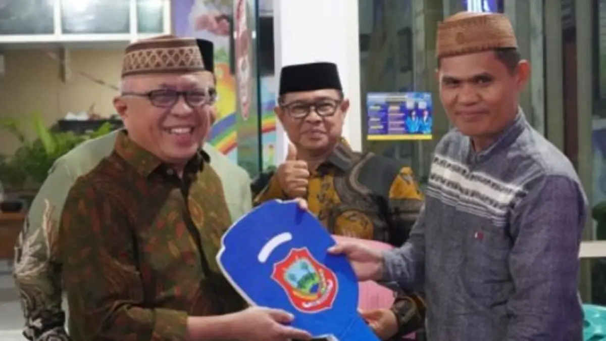 Armada kebersihan yang berasal dari program Corporate Social Responsibility (CSR) 
Bank SulutGo tersebut diserahkan dalam kegiatan silaturahmi bersama Pasukan Pengabdi 
Lingkungan yang digelar dalam rangka peringatan Hari Lingkungan Hidup Sedunia.(F:DKmfo)
