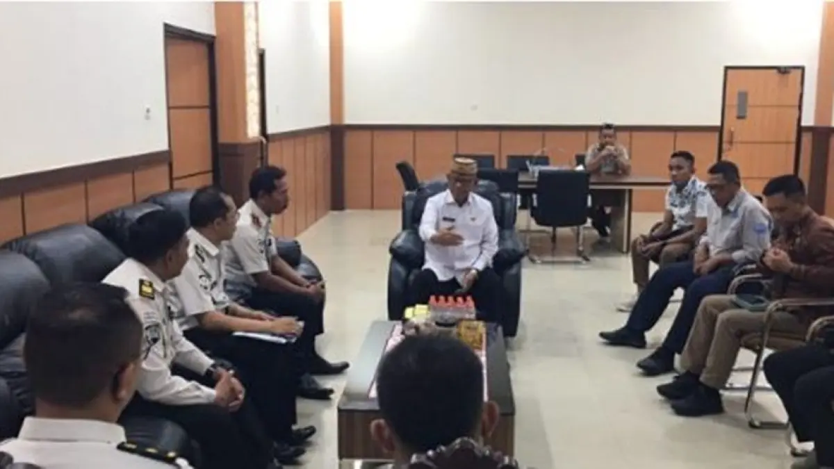 Bupati Bone Bolango, Ismet Mile, saat menerima audiensi Kepala Balai Pemasyarakatan (Bapas) Kelas II Gorontalo, I Putu Sukohartawan, bersama jajaran di ruang kerjanya.(F:Dkmfo)