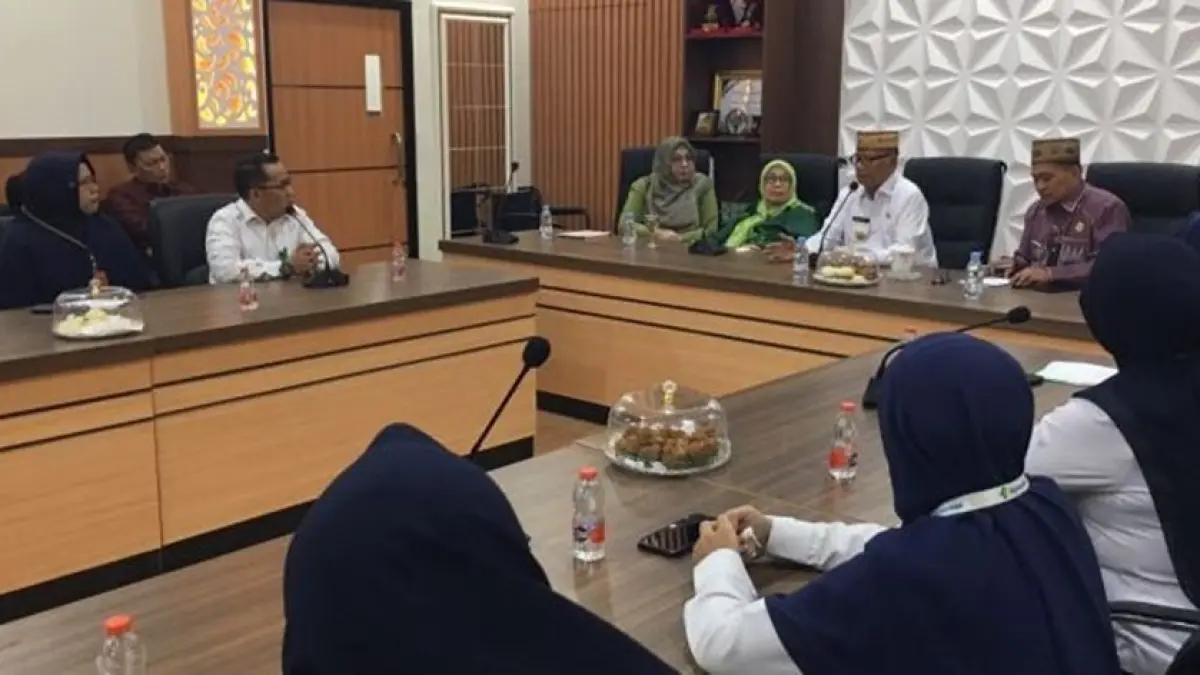 bupati Ismet Mile bersama Ketua TP PKK Bone Bolango Ruwaida Ismet Mile menerima kunjungan Direktur Poltekkes Kemenkes Gorontalo, Masrif, beserta jajaran di Ruang Rapat Bupati.(F:DKmfo)
