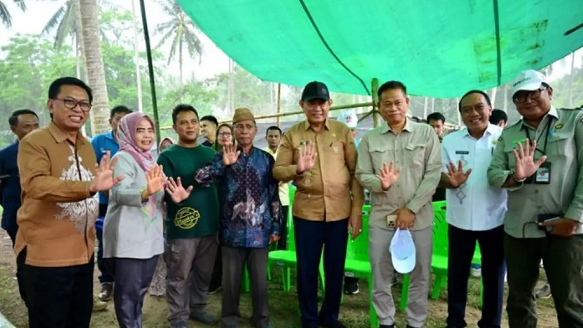 Foto bersama usai peninjauan pembibitan kelapa di Desa Dunggala, Kecamatan Batudaa, Kabupaten Gorontalo. (Foto : Haris)
