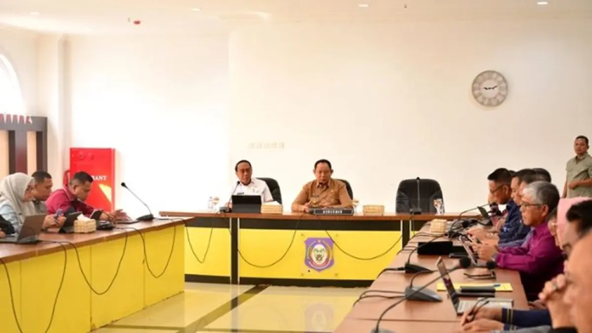 Gubernur Gorontalo Gusnar Ismail saat memimpin rapat persiapan PENAS XVII Tani dan Nelayan salah satunya membahas tentang penambangan penerbangan jalur udara dan laut. (Foto – Haris Diskominfotik).