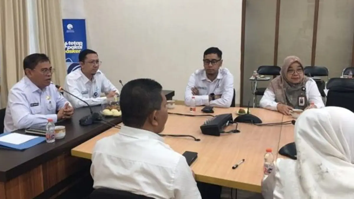 Sekda Iwan Mustapa saat menerima kunjungan silaturahmi dan melakukan rapat koordinasi bersama Direktur PMPUPO BPOM, Agus Yudi Prayudana terkait Program Kabupaten/Kota Pangan Aman (KPPA) Tahun 2026 (F. Indra/Diskominfo)