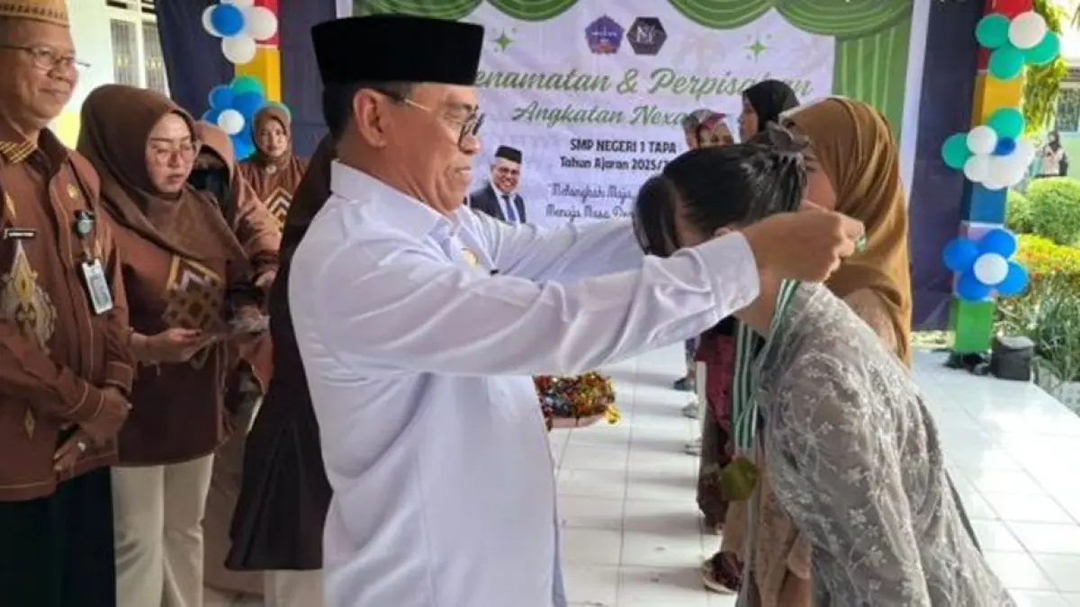 Sekretaris Daerah Bone Bolango, Iwan Mustapa saat menghadiri penamatan dan perpisahan siswa kelas IX SMP Negeri 1 Tapa.(F:Dkmfo)