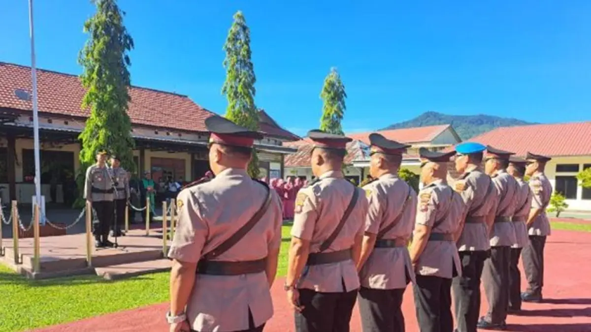 Kapolres Bone Bolango Akbp Supriantoro, S.H., S.I.K. memimpin Langsung 

pelaksanaan upacara Serah Terima Jabatan (Sertijab) tiga Kapolsek, satu kabag dan satu Kasi jajaran Polres Bone Bolango yang berlangsung di lapangan Sanika Satyawada Polres Bone Bolango.(F:Hms-Pol)