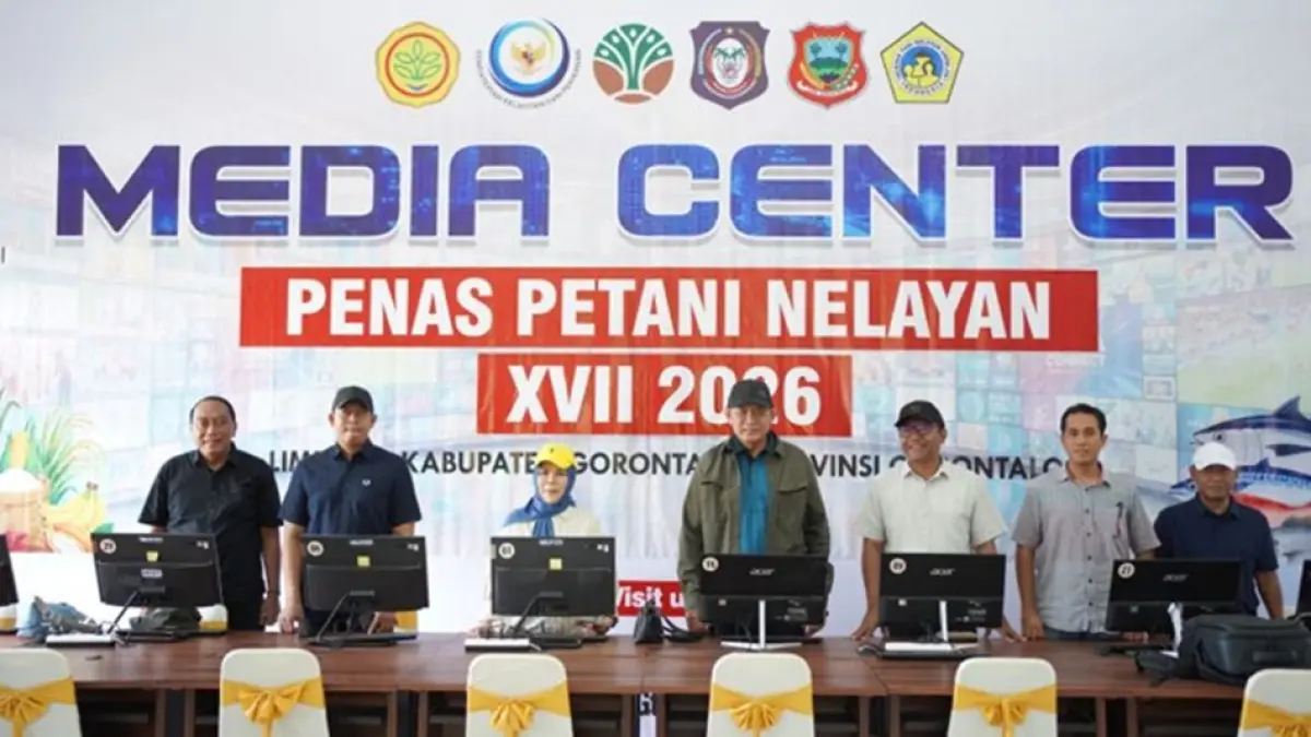 Gubernur Gusnar Ismail dan Wagub Idah Syahidah Rusli Habibie meninjau Media Center PENAS Petani Nelayan ke-XVII yang berada di kompleks GOR David-Tonny, Kecamatan Limboto, Kabupaten Gorontalo. (Foto : Valen/Dkmfotik)