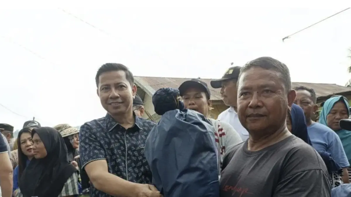Ketua DPRD Gorontalo Utara Dedy Dunggio menyalurkan bantuan Rachmat Gobel Peduli Banjir Didingga, di pemukiman KAT Dusun Buade, Desa Didingga Gorontalo Utara, Provinsi Gorontalo. ANTARA/Susanti Sako 
