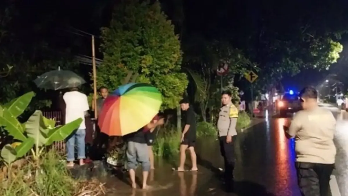 Suasana luapan air yang merendam jalan dan teras rumah warga di Desa Huntu, Kecamatan Tibawa.(F:Hms-Pol)
