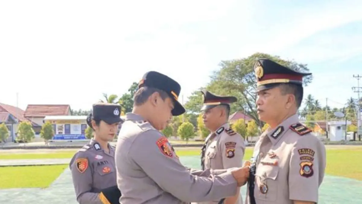 Upacara sertijab dipimpin langsung Kapolres Pohuwato AKBP Busroni dan dihadiri seluruh unsur 
pimpinan serta personel Polres Pohuwato. (F:Hms-Pol)