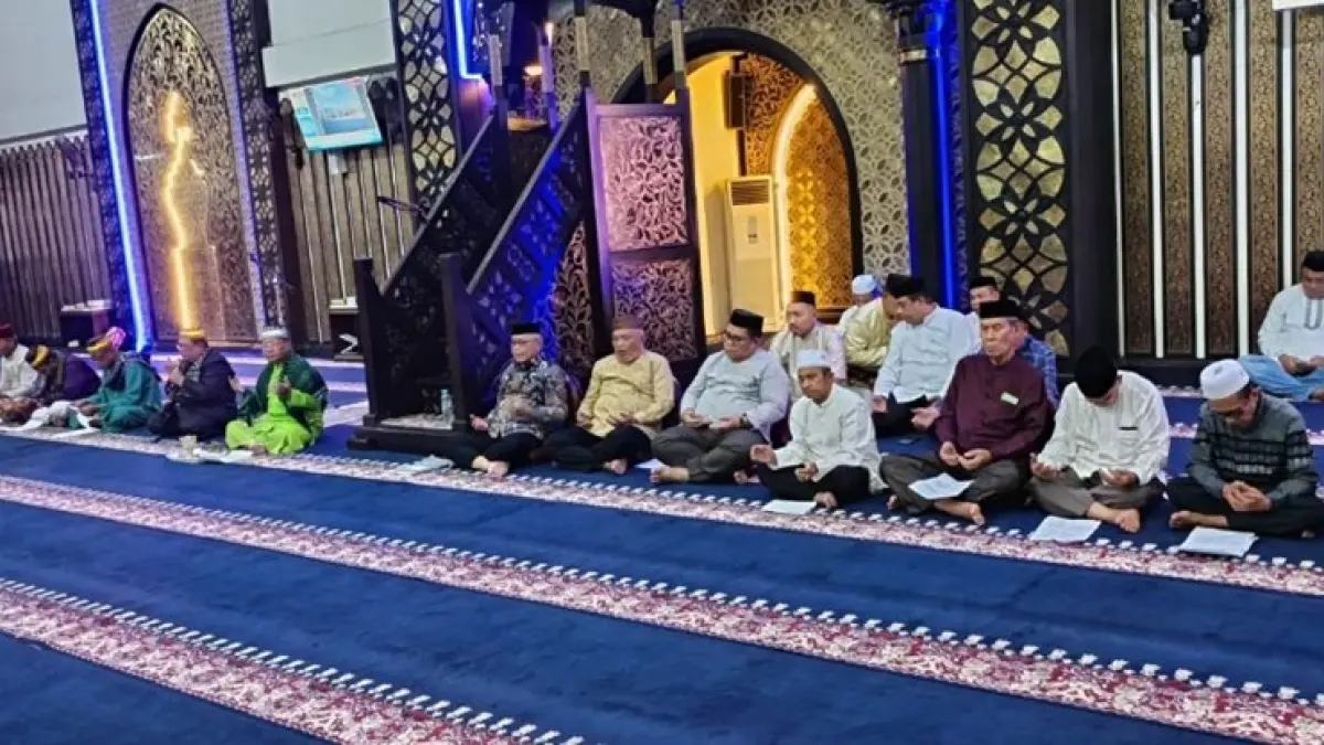 Melalui doa bersama yang digelar di Masjid Agung Baiturrahman Limboto, pemerintah mengajak masyarakat menata langkah menuju masa depan yang lebih baik.(F:DKmfo)